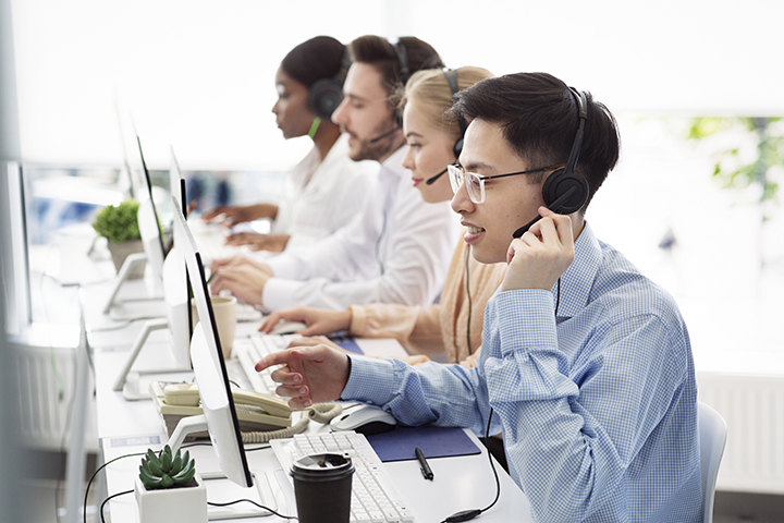 Conceito de telecomunicações consultores de hotline positivos que vendem bens ou serviços no call center