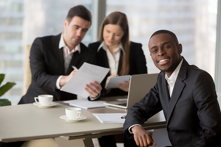 Dois homens e uma mulher analisando as tendências para o ITSM