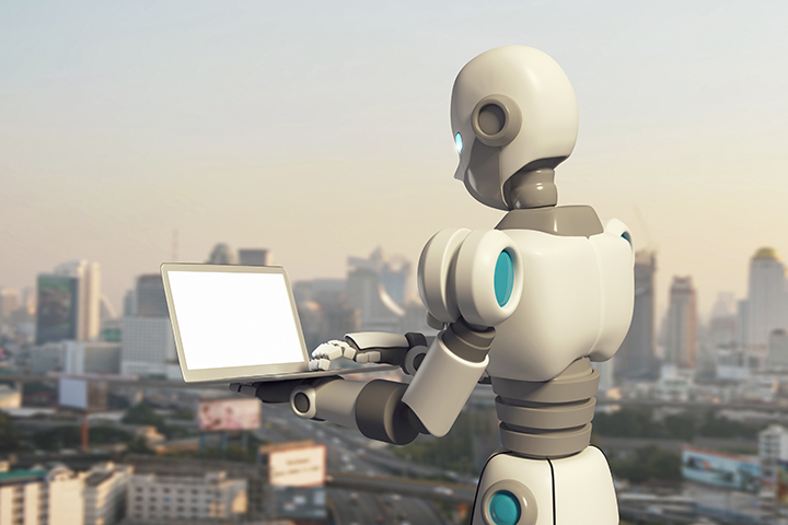 Robô de Inteligência Artificial trabalhando em laptop