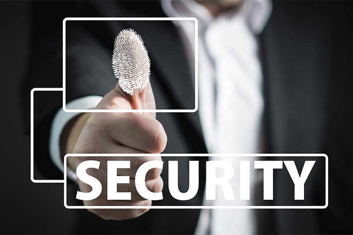 Polegar de um homem em sinal de positivo para a palavra security do hacker do bem