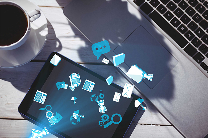 Xícara de café, laptop, tablet e alguns elementos de pesquisa para habilidades ITIL