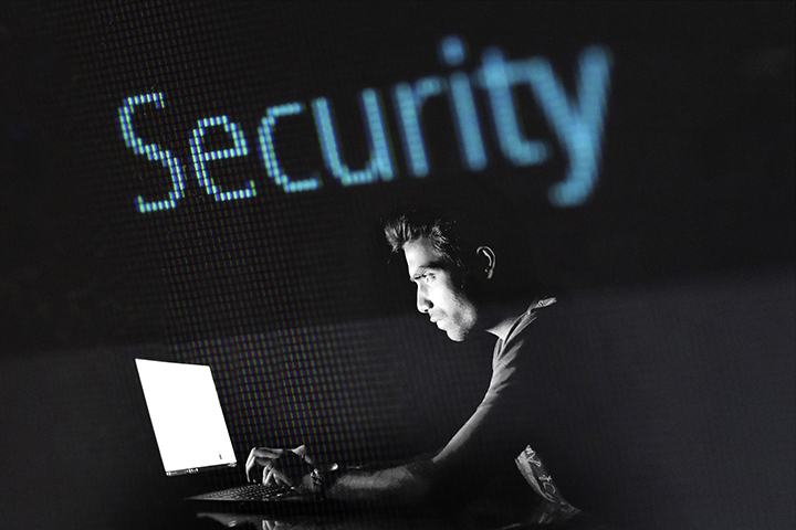 Ethical hacker homem usando notebook para bloquear ataques maliciosos
