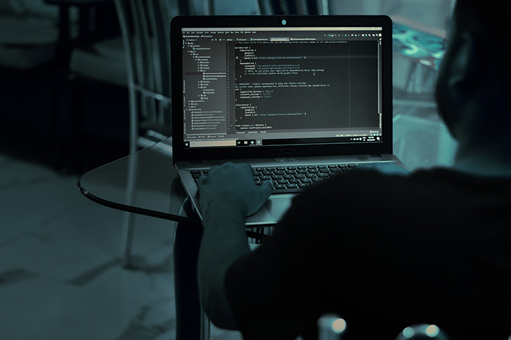 Homem ethical hacker usando computador para defender as empresas de ataques