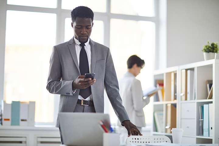 Homem utilizando seu smartphone com a cloud computing