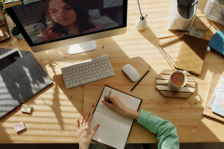 Pessoa fazendo curso online de ISO 27001