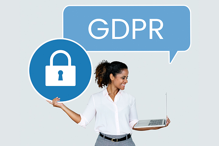 Mulher com laptop na mão satisfeita com sua segurança de dados pela GDPR