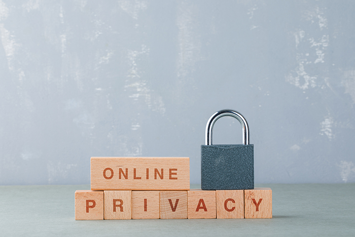 Cadeado sobre blocos de brinquedo reforcando conceito de online privacy