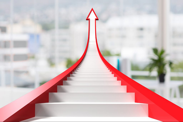 Seta vermelha subindo indicando profissional mais qualificado em ISO 27001