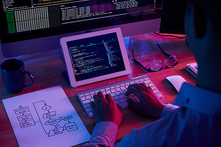 Homem fazendo programação e usando método COBIT