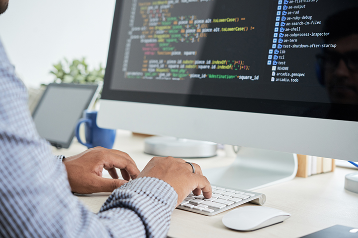 Profissional de TI fazendo programação e usando método COBIT