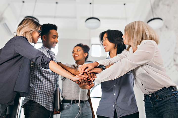 Colegas de trabalho celebrando conquista por agilidade