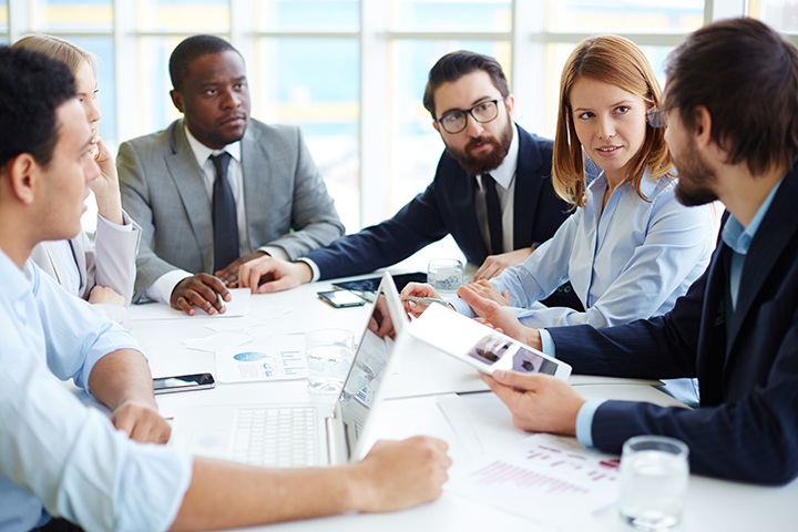 pessoas_fazendo_reunião_sobre_negócios_usando_métodos_ágeis