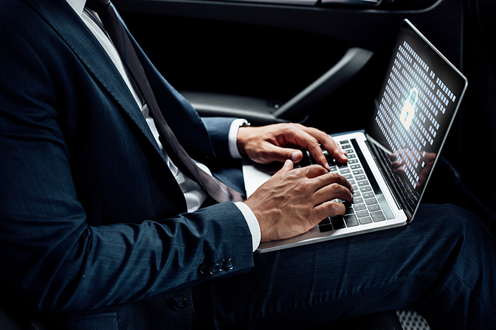Homem usando laptop sobre leis da GDPR e Regulamento NIS