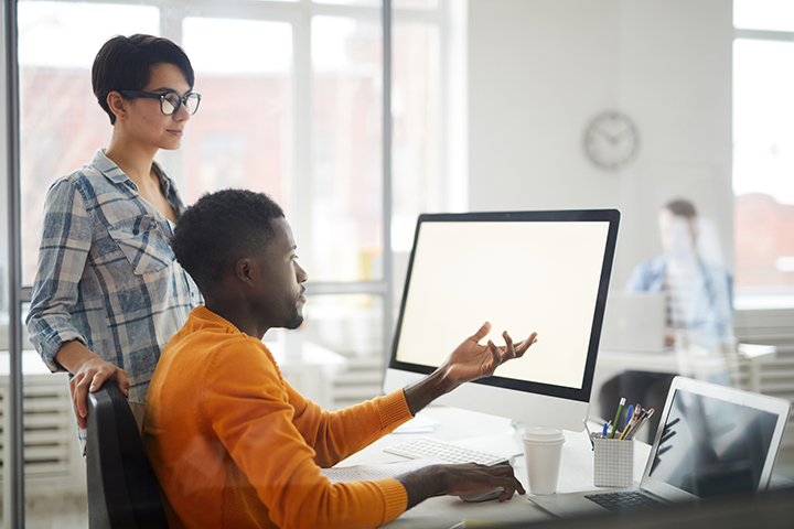 Mulher e homem conversando sobre falha em projeto de software