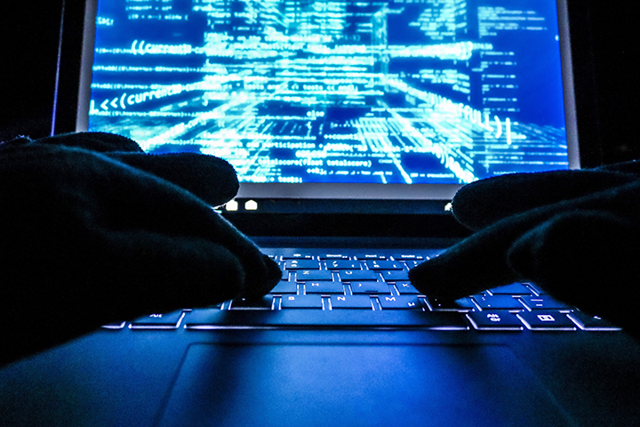 Mãos de um hacker usando laptop as maneiras que os cibercriminosos tiram vantagens