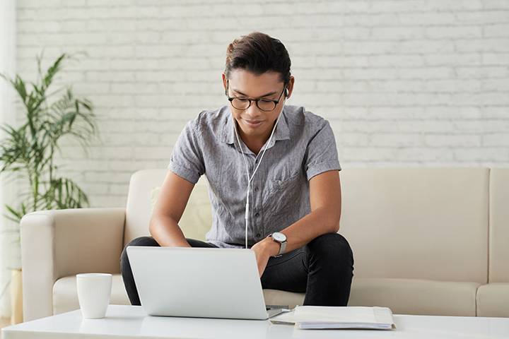 Homem fazendo o exame de CobiT 5 Foudation pela internet
