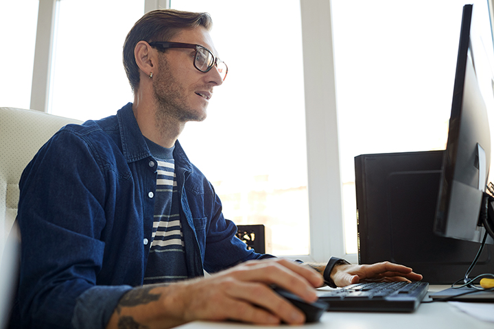 Homem usando computador e aplicando conhecimentos da ITIL