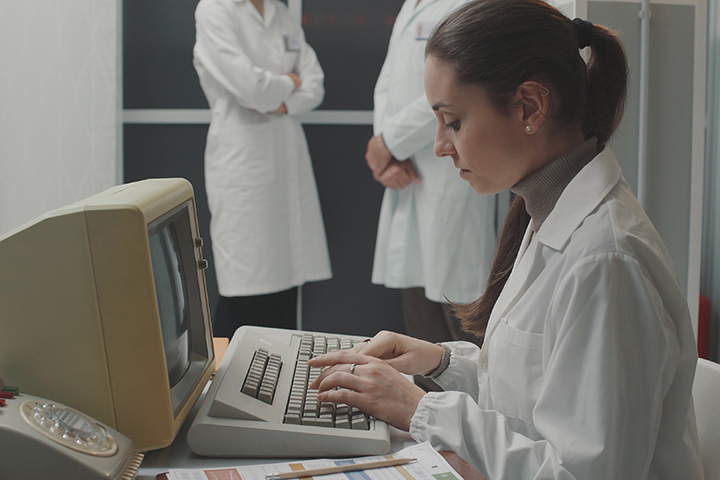 Mulher usando computador antigo e fazendo valer se do método ITIL