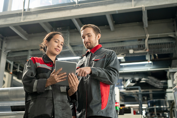 Mulher e homem trabalhando juntos com controle de qualidade ISO 27001