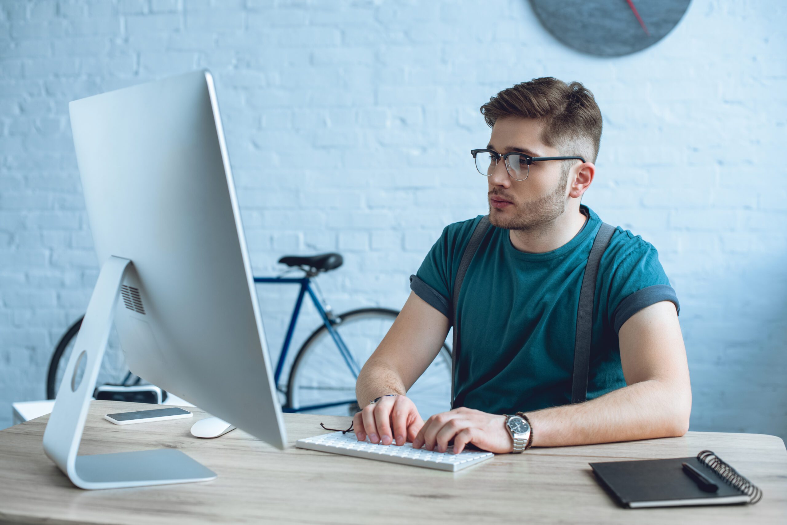 Homem trabalhando em seu computador com tecnologia da informação