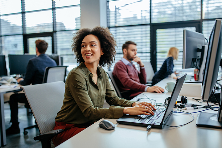 Mulher com seus colegas homens no ambiente de trabalho