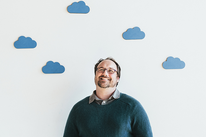 Homem pensando em cloud computing e valores pessoais