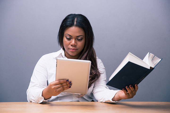 Mulher lendo glossário completo da ITIL 4