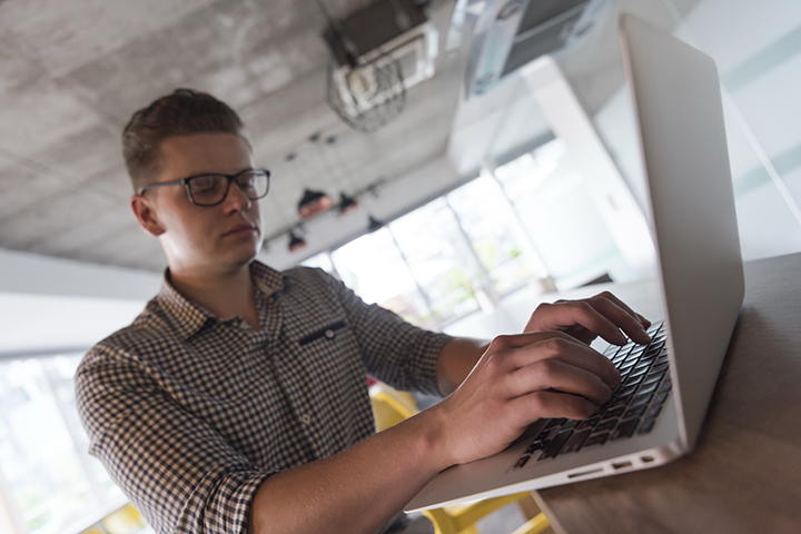 Homem utilizando laptop e aplicando ITIL e CobiT ao mesmo tempo