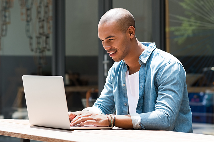 Homem acessando laptop e vendo os conceitos da ITIL