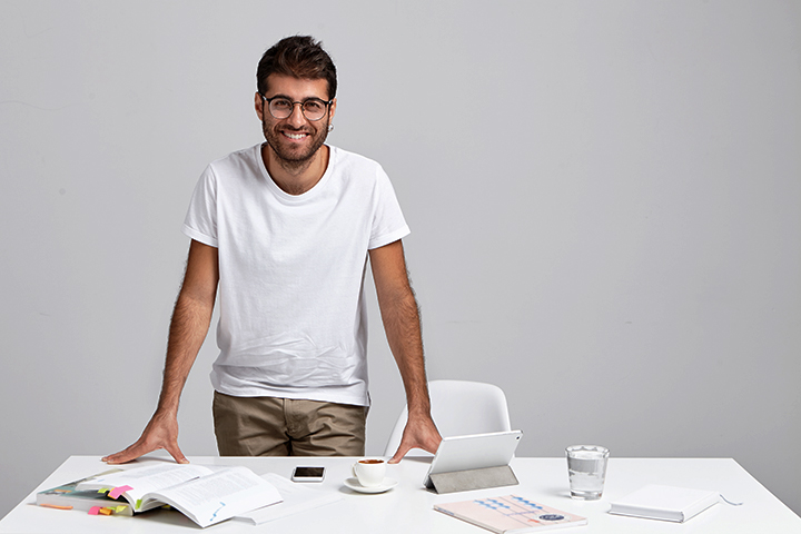 Homem feliz por ter muito conhecimento a partir das empresas de TI