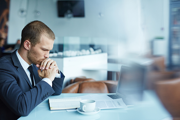 Homem com dúvidas sobre como definir sua pretensão salarial