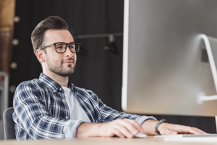 Homem acessando o seu computador e aplicando a ITIL