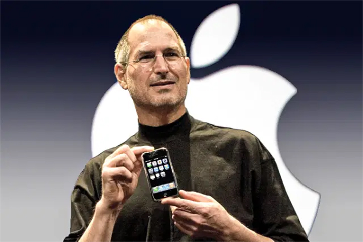 Steve Jobs com o iPhone de primeira geração