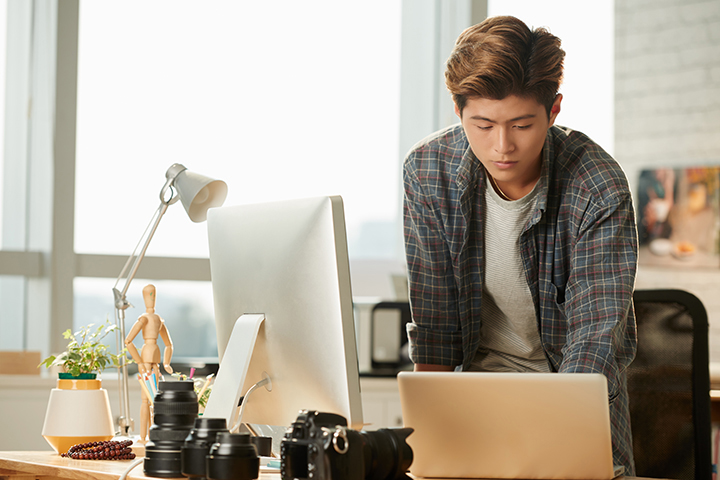 Homem empresário usando computador e aplicando o CobiT