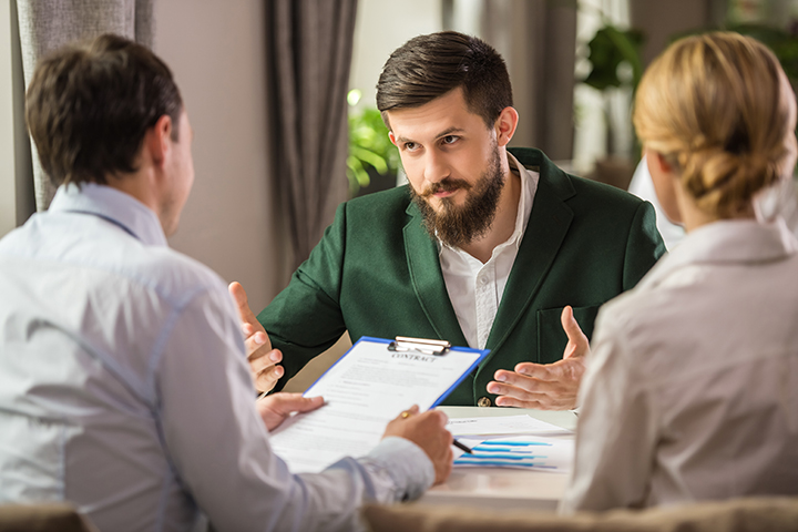 Homens e mulher fazendo comunicação dentro da empresa