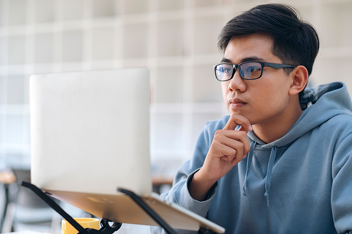 Aluno fazendo exame online e com certeza de que não h a mitos sobre as certificações