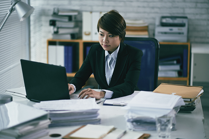 Mulher usando computador e aplicando o CobiT 5