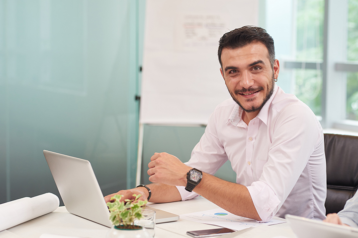 Homem usando laptop e fazendo gerenciamento de TI