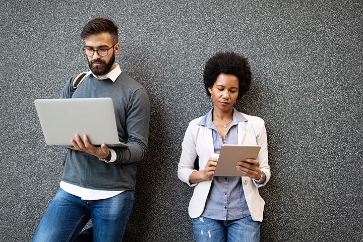 Homem e mulher procurando emprego com dispositivos móveis e cloud computing