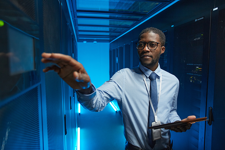 Cloud Computing computação em nuvem homem aplicando em sua empresa
