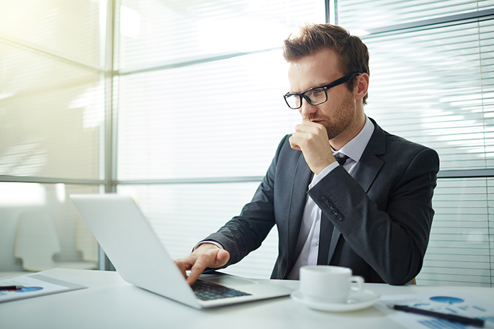 Homem usando laptop e aplicando a ITIL