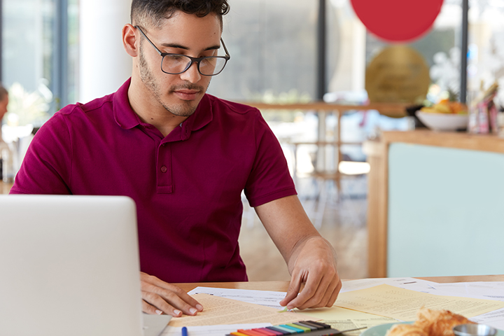 Homem Estudando Para Exame Online Após Ver O Top 10 das Certificações de TI